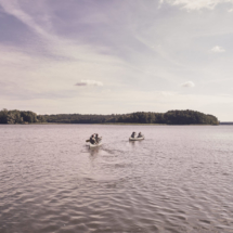 Ausflug mit zwei Kanus auf einem See